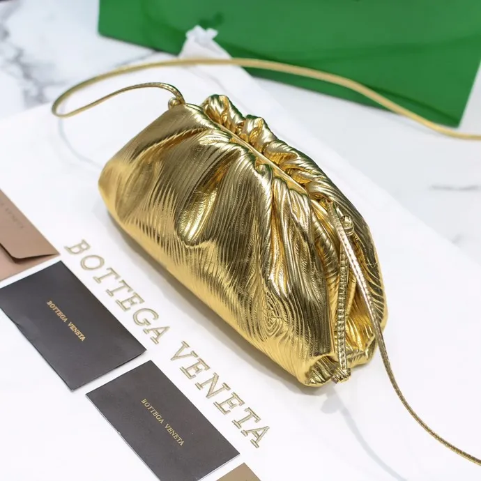 Batch 1260 Real shot👇2020 New colors on Xiaoyunduo Authentic Italian original Bottega Veneta This Pouch clutch bag is one of the first designs created by designer Daniel in BV. It has a simple soft silhouette bag body without any unnecessary decoration. It has a very elegant and high-end texture when you hold it casually in your hand. The more you look at it, the more you will be fascinated by it. Counter quality size: 22*12.7cm (small cloud embossed gold)